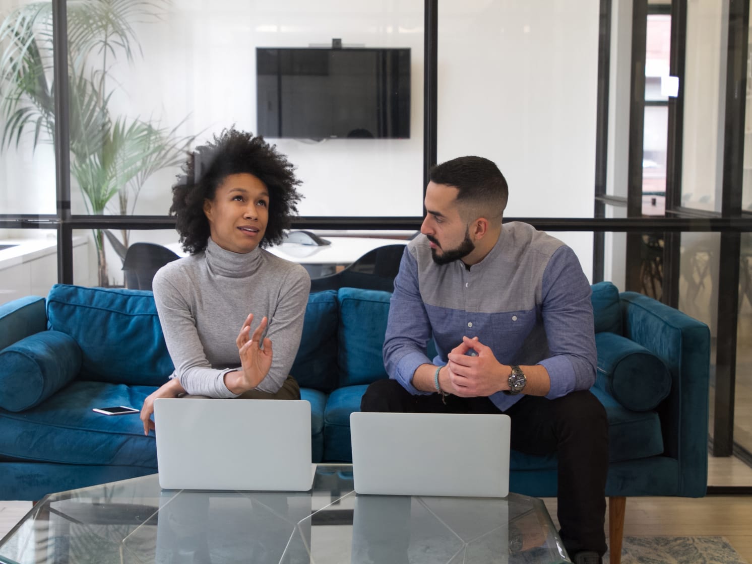 Deux personnes parlent sur un canapé